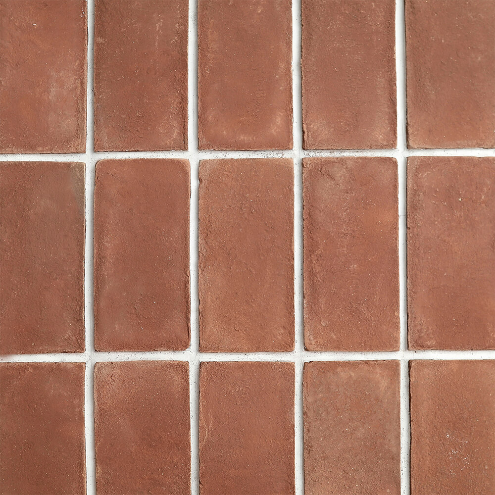 Dikdörtgen Terracotta Tuğla, klasik tuğla geometrisini el yapımı Cotto üretimin doğal pişmiş toprak karakteriyle bir araya getiren sade ve zamansız bir Terracotta Tuğla modelidir. Dikdörtgen formu sayesinde farklı döşeme biçimlerine uyarlanabilir ve çok çeşitli mimari tasarımlarda kullanılabilir.