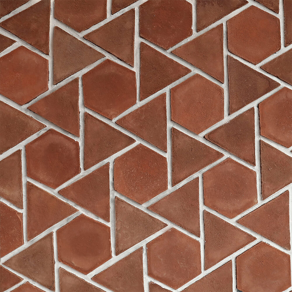 Triangle Terracotta Tuğla, üçgen geometrisiyle dekoratif ve geometrik yüzeyler oluşturmak üzere tasarlanan el yapımı Cotto tuğla modelidir. Saray Tuğla üretimi Terracotta koleksiyonunda yer alan Triangle, standart dikdörtgen tuğla formunun dışında özgün bir mimari yüzey oluşturmak isteyen projeler için alternatif sunar.