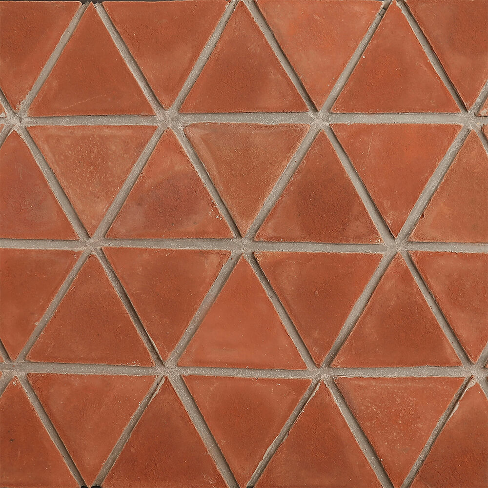 Üçgen Terracotta Tuğla, üçgen geometrisi sayesinde farklı dekoratif desenler oluşturulmasına imkân sağlayan el yapımı Cotto tuğla modelidir.